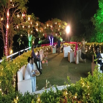 -Royal Decor